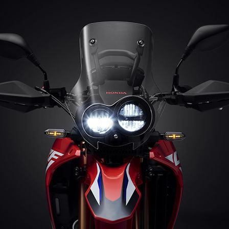 Közelkép a CRF250 Rally fényszórójáról
