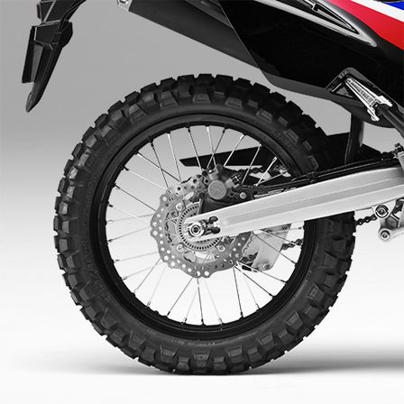 Közelkép a CRF250 Rally hátsó kerekéről
