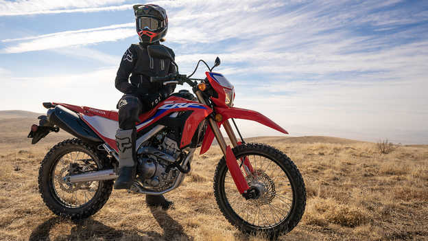 CRF300L – állókép motorossal, közúton