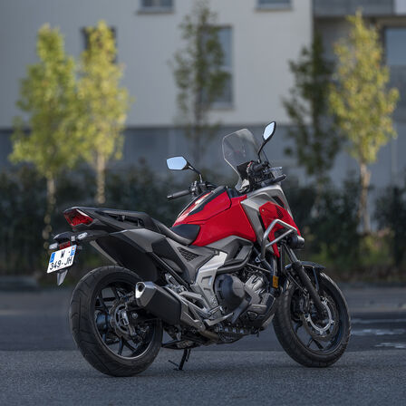 NC750X – Statikus, háromnegyedes hátulnézet 