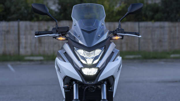 NC750X – a jármű orra és LED fényszórók