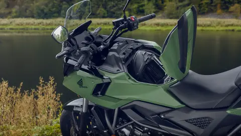 A Honda NC750X motorkerékpár 23 literes tárolóterének oldalnézete.