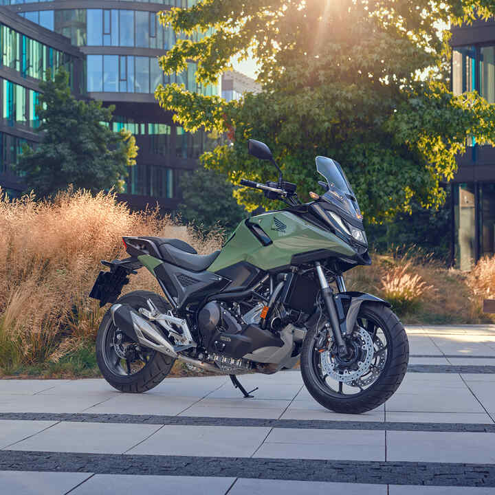 Honda NC750X motorkerékpár parkol városi környezetben.
