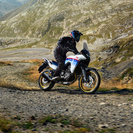 XL750 Transalp kavicsos úton, hegyek előtt.