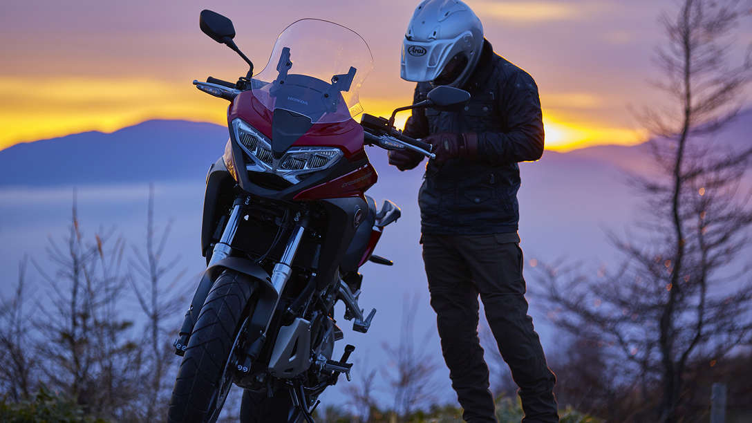 A VFR800X vidéki környezetben, mellette álló pilótával