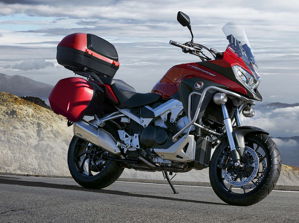 A VFR800X egy hegyi úton parkolva, jobb oldalról