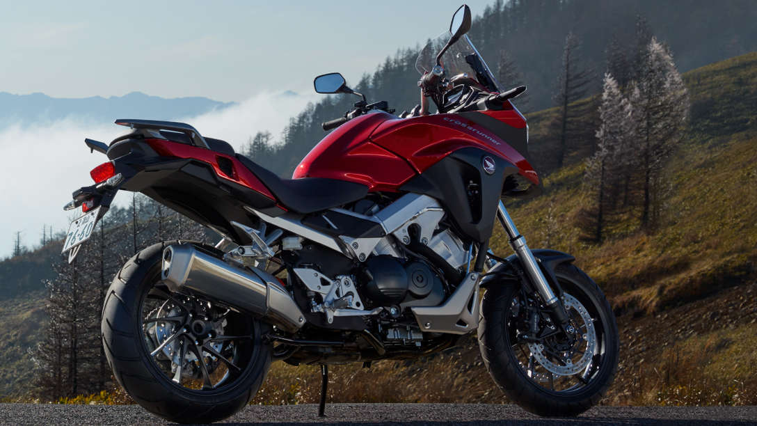A VFR800X egy hegyi úton parkolva, jobb oldalról
