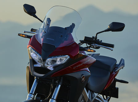 A VFR800X eleje balról, háromnegyedes nézetből