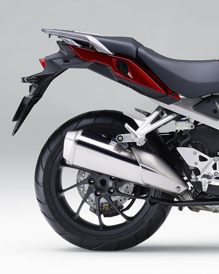 Közelkép a VFR800X hátsó kerekéről