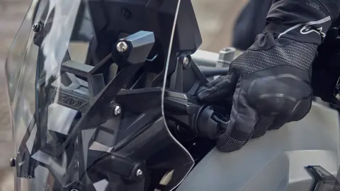 Közelkép a Honda X-ADV motorkerékpár állítható szélvédőjéről.