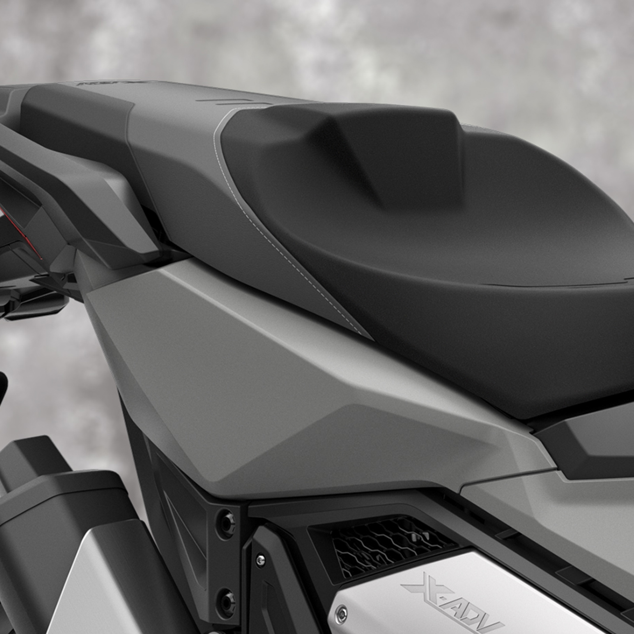 Közelkép a Honda X-ADV motorkerékpár ülésről.