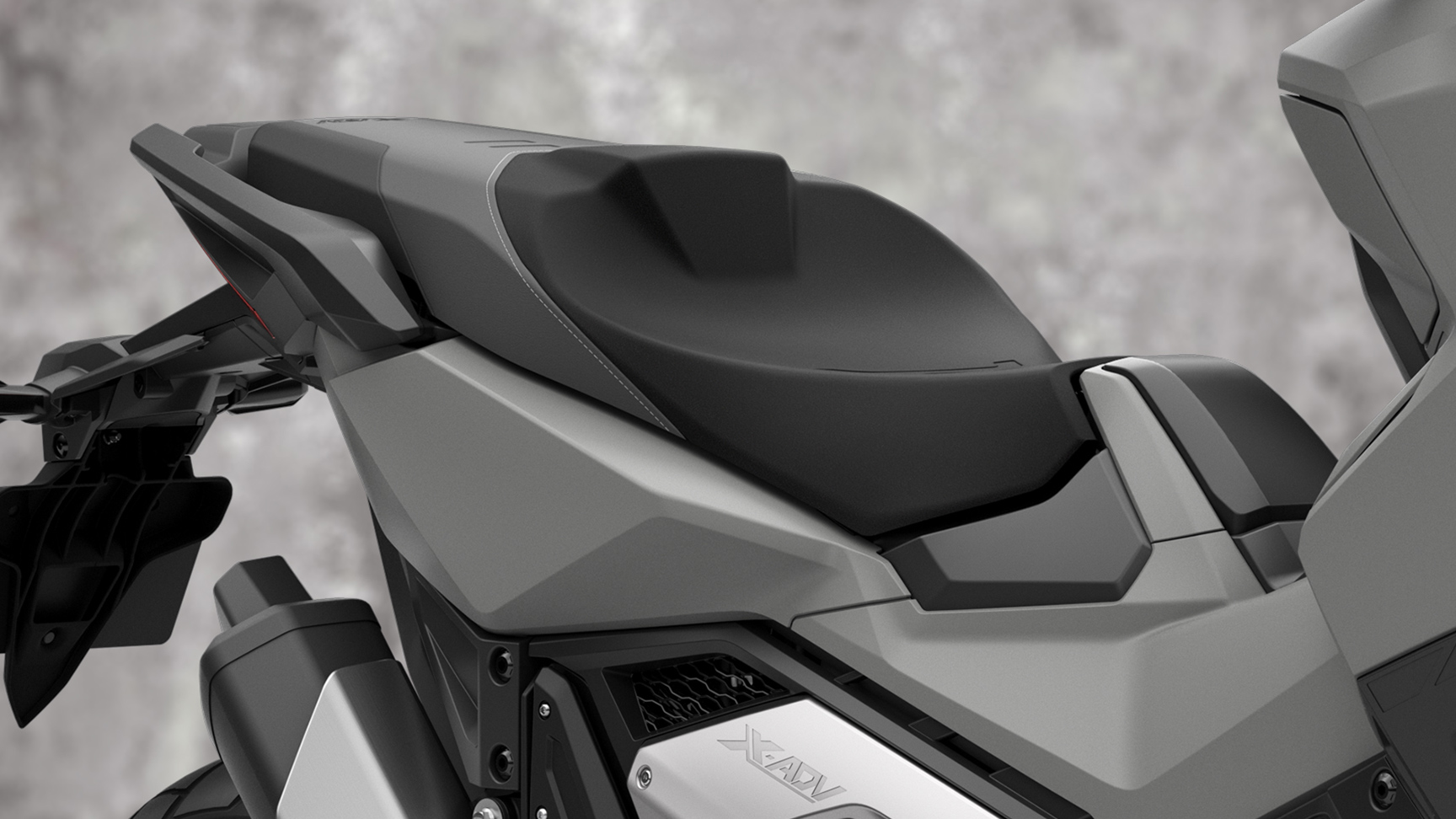 Közelkép a Honda X-ADV motorkerékpár ülésről.