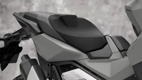 Közelkép a Honda X-ADV motorkerékpár ülésről.