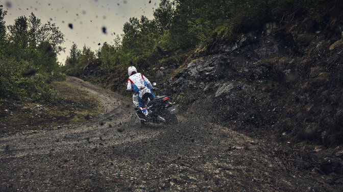 X-ADV kanyarodik egy földúton