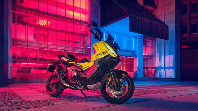 Az X-ADV Special Edition háromnegyedes nézetből készült állóképen, egy épület előtt