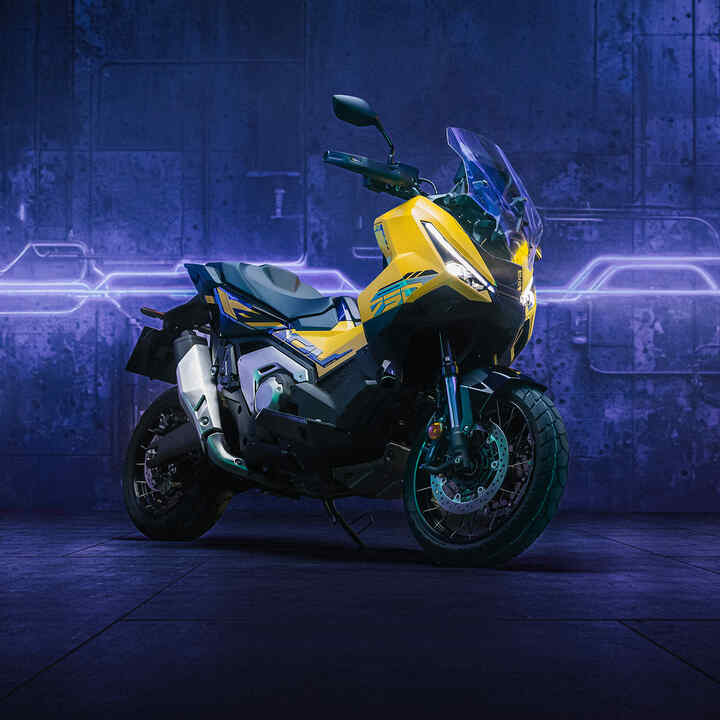 Az X-ADV Special Edition oldalnézetből, motorossal, városban