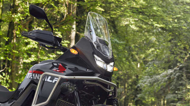 Közelkép a szélvédelemről egy XL750 Transalp motorkerékpáron.