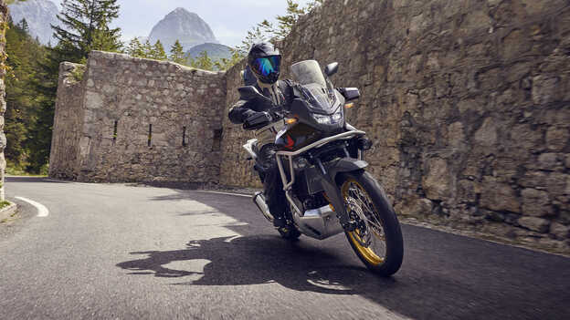 Motoros egy XL750 Transalp motorkerékpáron városi környezetben.