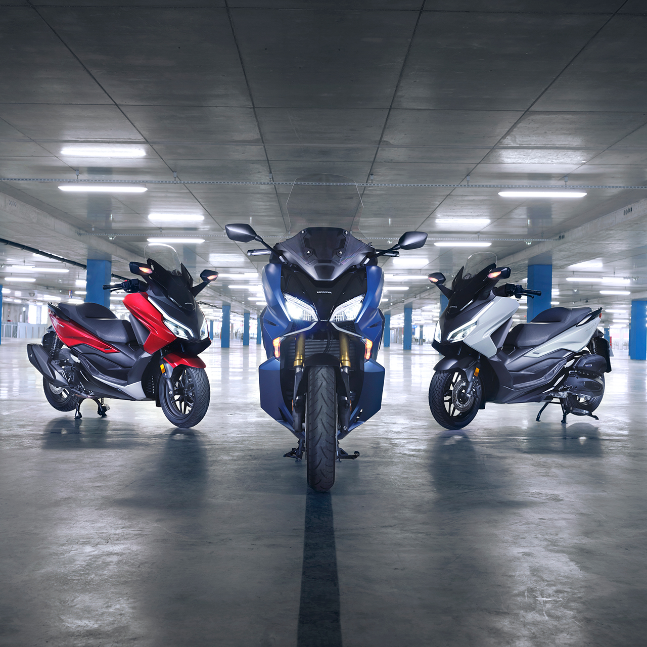 A Honda Forza termékcsalád együtt egy parkolóban