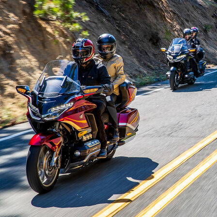 Honda GL1800 Goldwing, motorossal a nyeregben