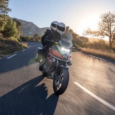 Állókép egy Gold Wing motorról beszélgető motorosokkal