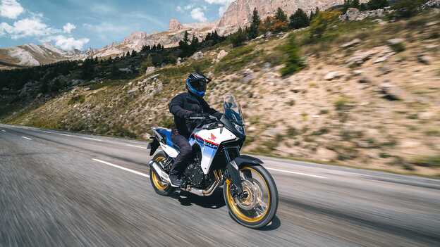 XL750 Transalp dinamikus felvétel az úton