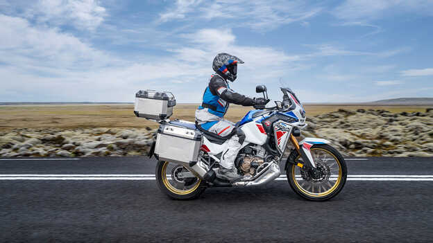 Az Africa Twin Adventure Sports motorossal, közúton