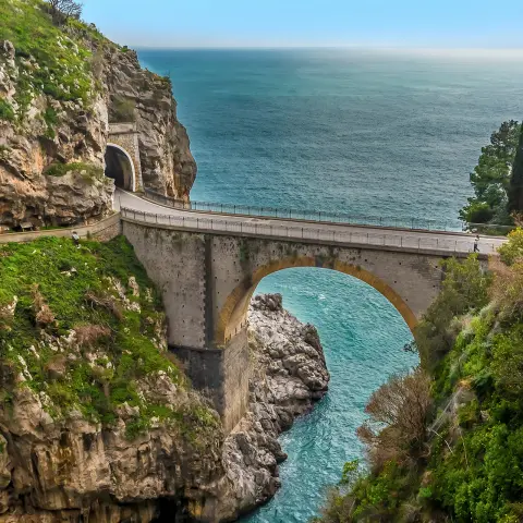 A Furore fjord felett átívelő híd az Amalfi-parton, Olaszországban, egy napsütéses napon