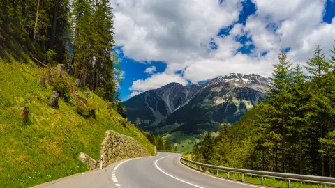 Út az Alpok vonulatai között, Klosters-Serneus, Davos, Graubünden, Svájc