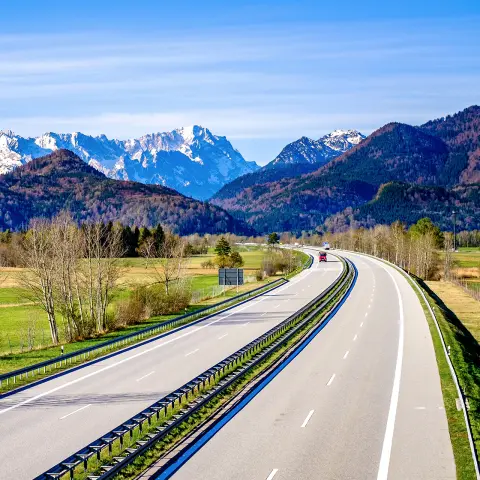 Autópálya az európai Alpokban – Garmisch-Partenkirchen közelében