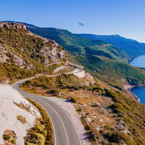 Alghero és Bosa közötti panorámaút, Észak-Szardínián, ideális a motorkerékpáros nyaraláshoz