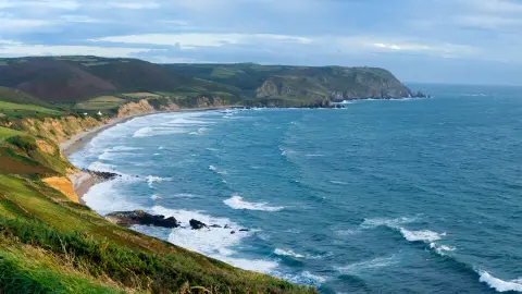 A Baie d'Écalgrain napnyugtakor, Franciaországban