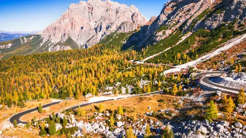 Valparola-hágó, Olaszország. Kilátás a tiroli szerpentinre, Dolomitok. Őszi kilátás a Cima Cunturines hegycsúcsra (3064 m) a Valparola-hágóról, Cortina d'Ampezzo és Belluno közelében, Olaszország