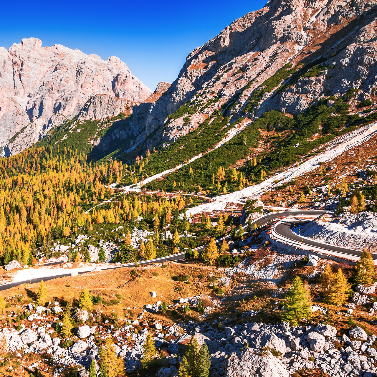 Valparola-hágó, Olaszország. Kilátás a tiroli szerpentinre, Dolomitok. Őszi kilátás a Cima Cunturines hegycsúcsra (3064 m) a Valparola-hágóról, Cortina d'Ampezzo és Belluno közelében, Olaszország