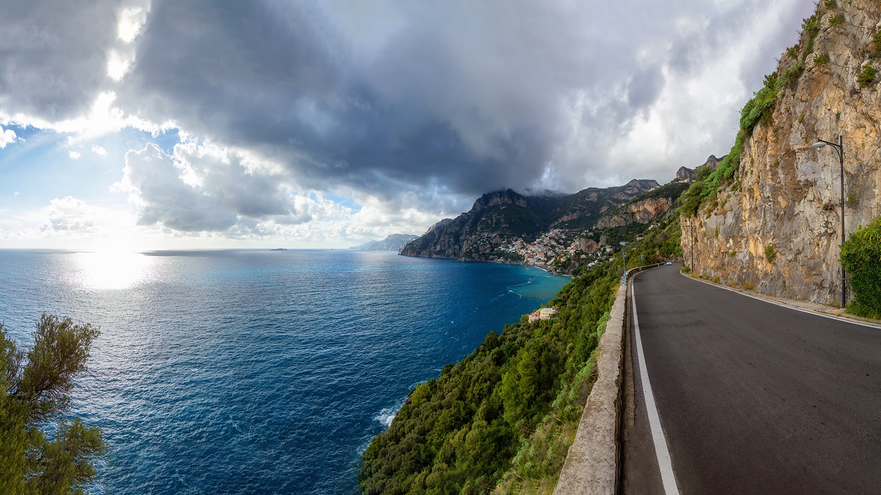 Festői útvonal sziklák között, hegyvidéki tájakon a Tirrén-tenger mentén. Amalfi-part, Positano, Olaszország. Kalandos utazás. Panoráma