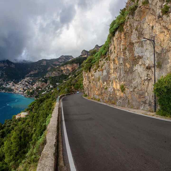 Festői útvonal sziklák között, hegyvidéki tájakon a Tirrén-tenger mentén. Amalfi-part, Positano, Olaszország. Kalandos utazás. Panoráma