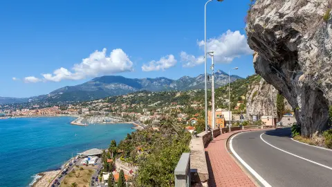 Festői út a kék égbolt alatt a Földközi-tenger partvonalán, a francia-olasz határon.