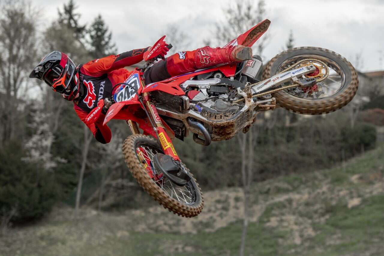 Tim Gajser egy Honda CRF450R-en motorozik