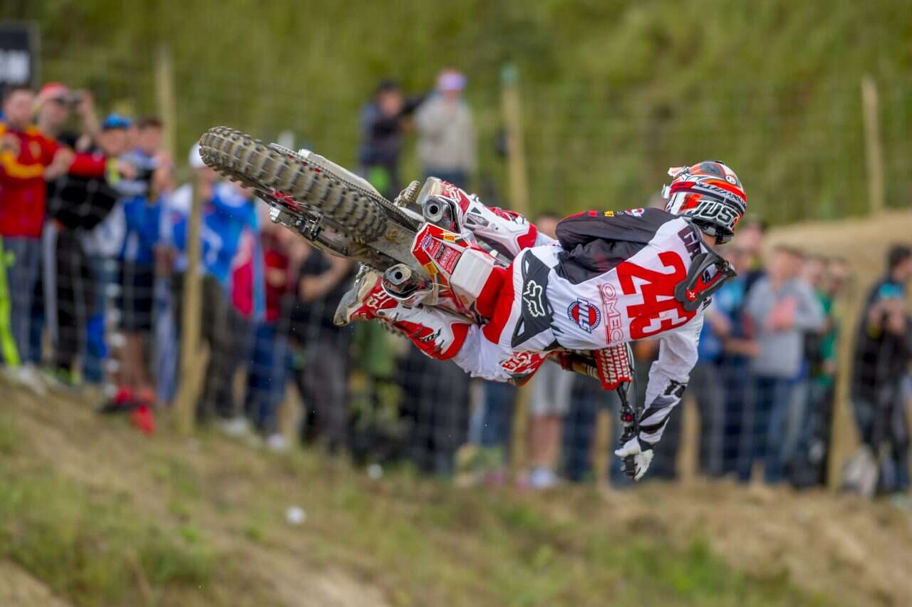 Tim Gajser egy Honda CRF450R-rel ugrat