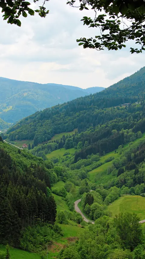 Autópálya az európai Alpokban – Garmisch-Partenkirchen közelében