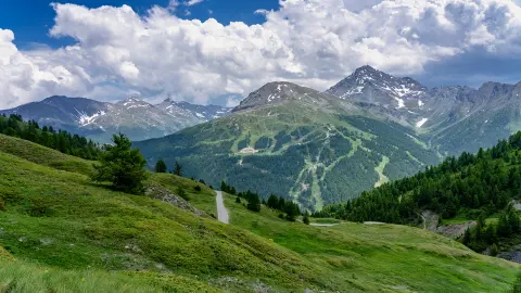 Festői út a kék égbolt alatt a Földközi-tenger partvonalán, a francia-olasz határon.