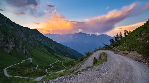 Út az Alpok vonulatai között, Klosters-Serneus, Davos, Graubünden, Svájc