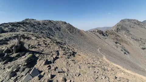 Lenyűgöző kilátás a Maloja-hágóra ősszel. Színekben gazdag őszi látkép a Svájci-Alpokban. Helyszín: Maloja-hágó, Engadin, Graubünden, Svájc, Európa