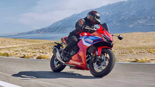 CBR500R közúton, dinamikus felvétel motorossal