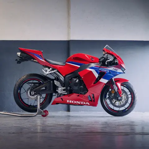 A CBR600RR a boxgarázsban, indulásra készen.