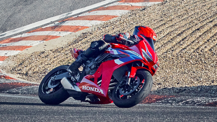 2024 Fireblade motorossal a versenypályán