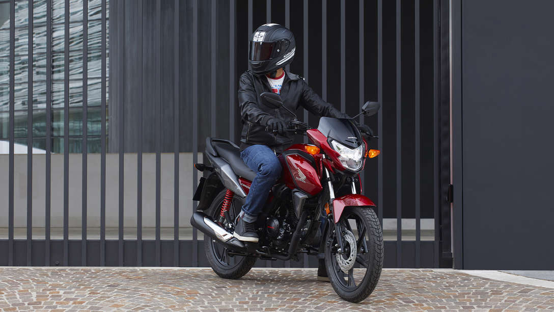 Háromnegyedes, elölről készült felvétel a CB125F-ről, pilótával.