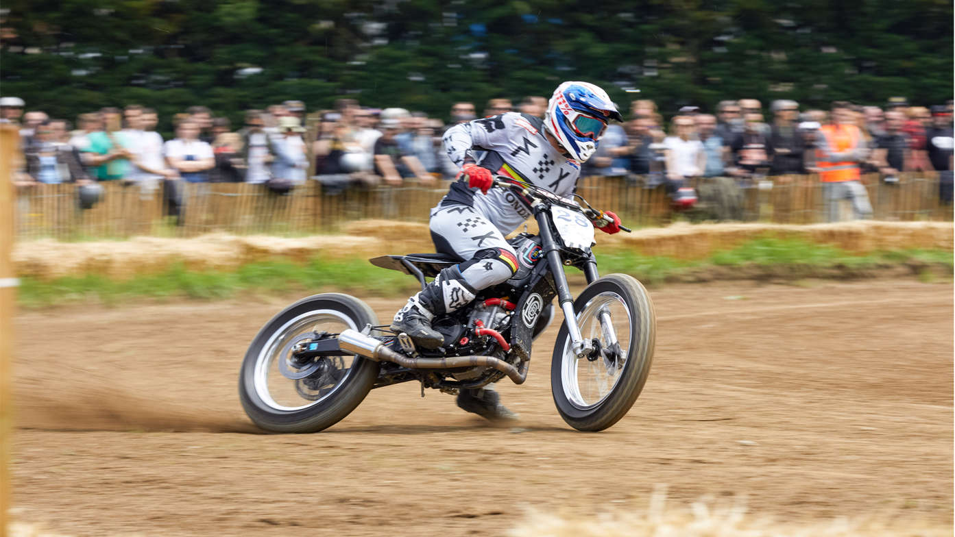 CRF450 Flat Tracker a versenypályán.