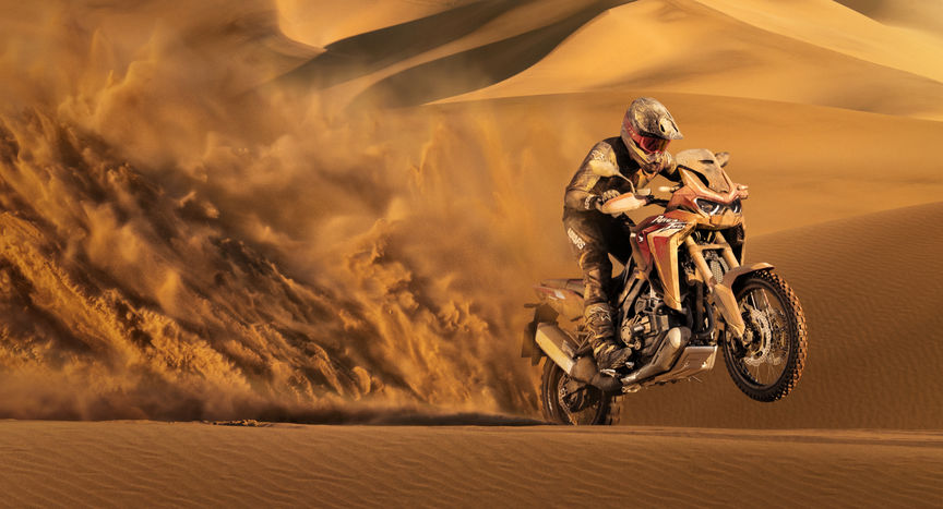 Honda Africa Twin, háromnegyedes, elölről készült felvétel, homokban