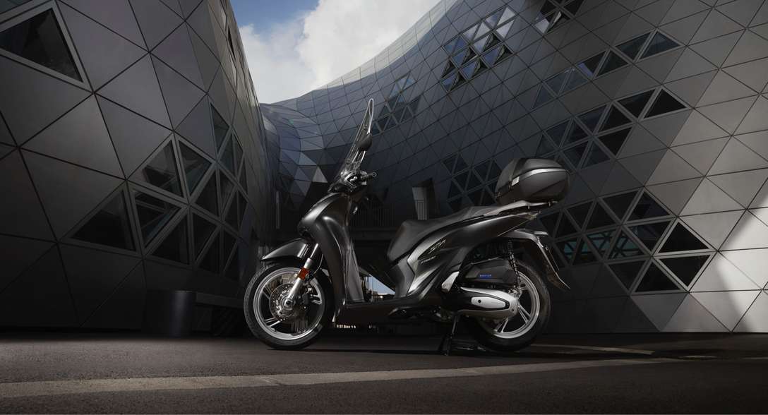 Honda SH150i, bal oldal, leparkolva